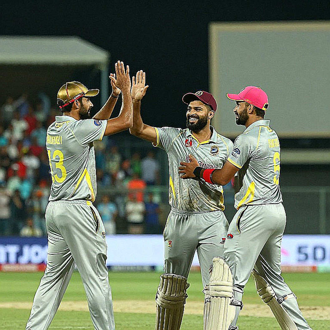 নিরপেক্ষ মাঠের নীরব মহাকাব্য: লিটনের শতক, হাসান-ইবাদতের গতি এবং আবুধাবির কাহিনি